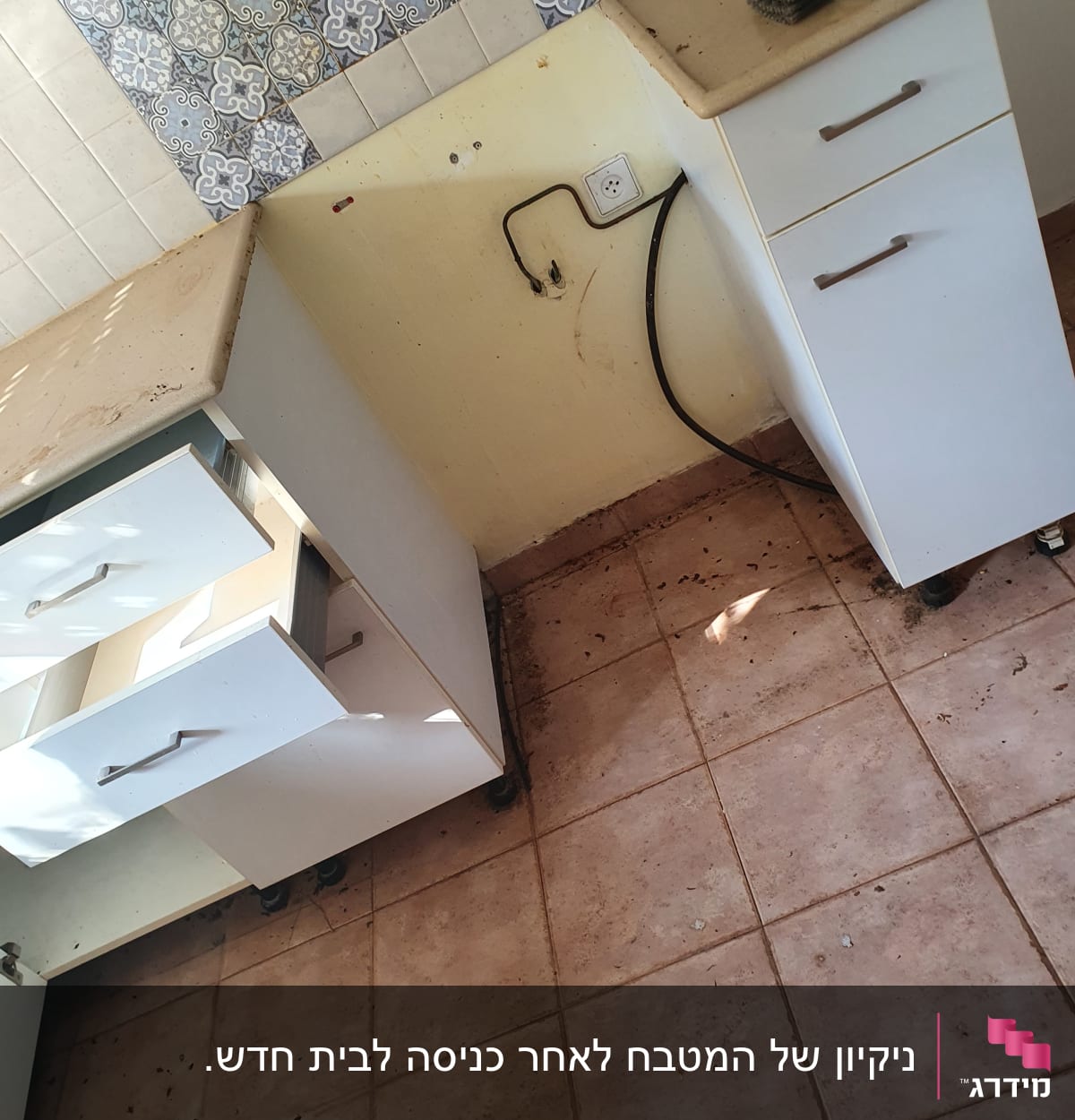 מברשת ניקוי על ארון במטבח מלוכלך